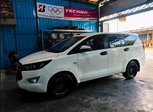 Velg Bekas Berkelas Sedan Style